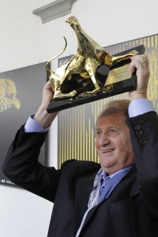 Mike Medavoy mostra felice il suo pardo d'oro al Locarno Film Festival