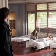 Noah Wyle (di spalle) e Moon Bloodgood nell'episodio Mutiny di Falling Skies