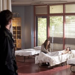 Noah Wyle (di spalle) e Moon Bloodgood nell'episodio Mutiny di Falling Skies