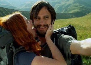Gael Garcia Bernal e Hari Fustenberg in una romantica scena di The Loneliest Planet