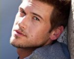 Nick Zano barman in Two Broke Girls