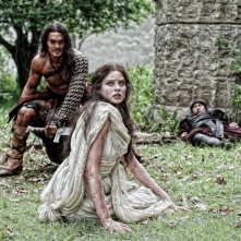 Rachel Nichols e Jason Momoa in una scena di Conan the Barbarian