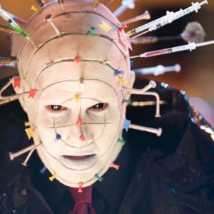 Charles Zuckermann è Needlehead nel film Horror Movie