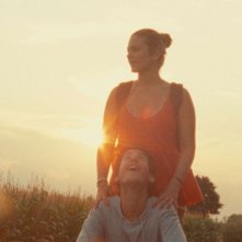 Giacomo Zulian e Stefania Comodin in bicicletta al tramonto in L'estate di Giacomo