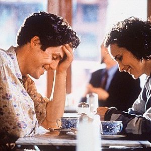 Hugh Grant e Andie MacDowell in una scena di Quattro matrimoni e un funerale