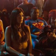 Kenan Thompson, Steve Howey, Desi Lydic e Diora Baird in una scena della commedia Horror Movie