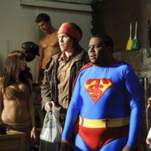 Kenan Thompson, Steve Howey, Desi Lydic e Diora Baird in una sequenza di Horror Movie