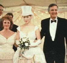 Molly Ringwald e Alan Alda in una scena de Il matrimonio di Betsy