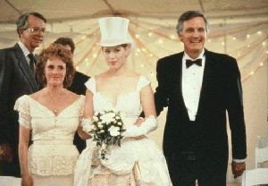 Molly Ringwald e Alan Alda in una scena de Il matrimonio di Betsy
