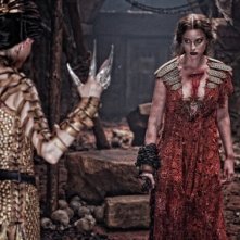 Rose McGowan (di spalle) con Rachel Nichols nel film Conan the Barbarian