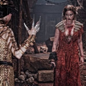 Rose McGowan (di spalle) con Rachel Nichols nel film Conan the Barbarian