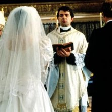 Rowan Atkinson in una scena di Quattro matrimoni e un funerale