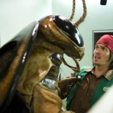 Steve Howey alle prese con un enorme scarafaggio in una scena di Horror Movie