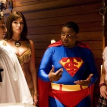 Steve Howey e Diora Baird (al centro) in una sequenza di Horror Movie