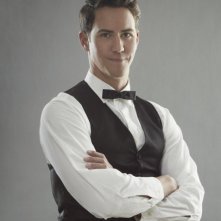 Wes Ramsey è Max in una foto promozionale di The Playboy Club