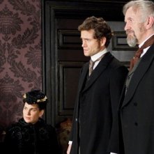 Hugh Dancy e Jonathan Pryce in una scena di Hysteria