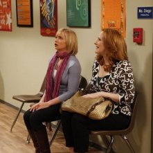 Jaime Pressly e Katie Finneran in un momento del pilot di I Hate My Teenage Daughter