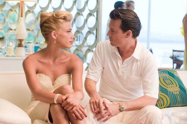 Johnny Depp e Amber Heard in un'intensa scena di The Rum DIary