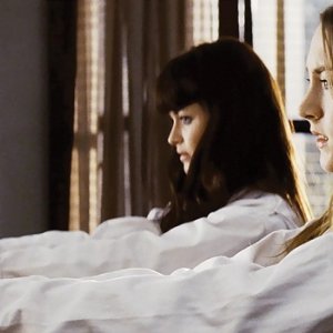 Le pistolere Saoirse Ronan e Alexis Bledel in una violenta scena di Violet and Daisy
