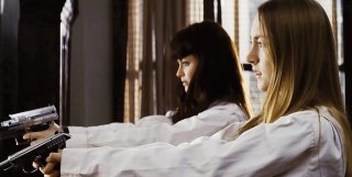 Le pistolere Saoirse Ronan e Alexis Bledel in una violenta scena di Violet and Daisy