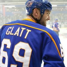 Seann William Scott in tenuta da hockey in una scena di Goon