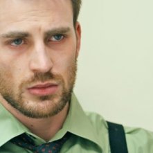 Un intenso primo piano di Chris Evans in Puncture