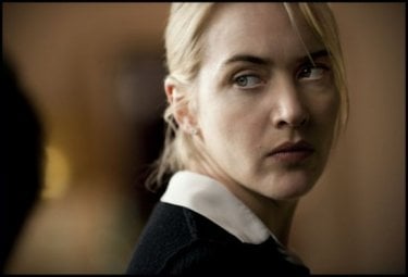 Un intenso primo piano di Kate Winslet in Carnage