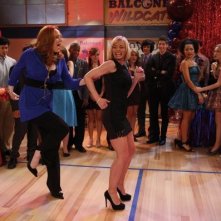 Una scena di ballo per Jaime Pressly e Katie Finneran nel pilot di I Hate My Teenage Daughter