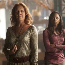 Fiona Shaw e Rutina Wesley nell'episodio Cold Grey Light of Dawn di True Blood
