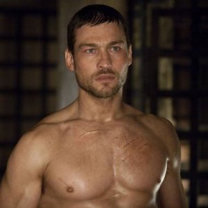Andy Whitfield nella serie Spartacus: Blood and Sand