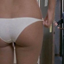 Anna Maria Rizzoli (di spalle) nel cult sexy L'insegnante al mare con tutta la classe con Alvaro Vitali