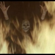 La morte appare sul riflesso di uno specchio al protagonista di Inferno (1980)