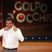Max Giusti è il conduttore del game-show Colpo d'occhio. L'apparenza inganna