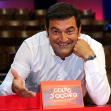 Max Giusti è il conduttore di Colpo d'occhio. L'apparenza inganna