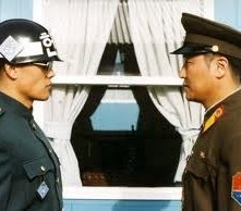 Shin Ha-kyun e Song Kang-ho a confronto in una scena tesa di Joint Security Area