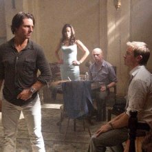 Tom Cruise, Jeremy Renner, Paula Patton e Simon Pegg in una scena corale di Mission: Impossible - Protocollo Fantasma