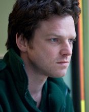 Un primo piano di Rhys Thomas in una scena di Sirens