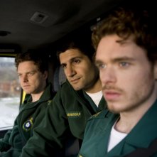 Da sinistra: Rhys Thomas, Kayvan Novak e Richard Madden in una scena di 'Sirens'