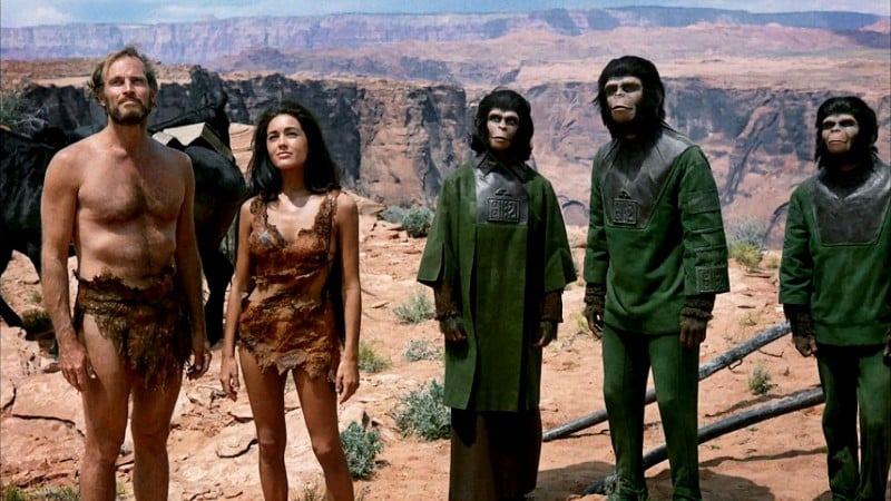 Charlton Heston, Linda Harrison e le scimmie parlanti de Il pianeta delle scimmie