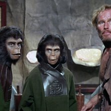 Charlton Heston insieme a due evoluti primati ne Il pianeta delle scimmie