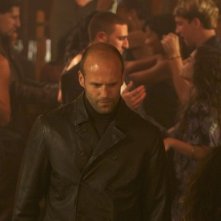 Jason Statham (al centro) in una sequenza del film Professione assassino - The Mechanic