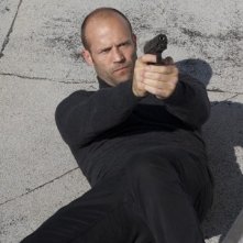 Jason Statham in una scena action di The Mechanic