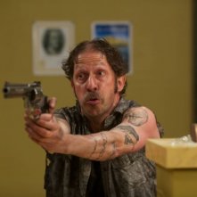 Pistola in pugno per Tim Blake Nelson nella commedia Le regole della truffa