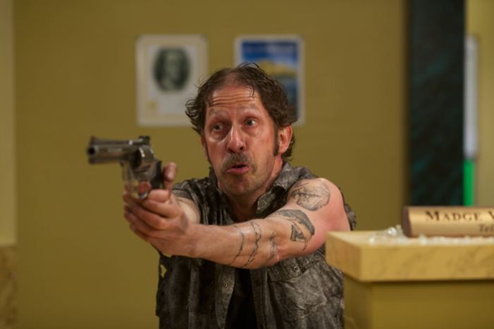 Pistola in pugno per Tim Blake Nelson nella commedia Le regole della truffa