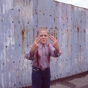 Thomas Turgoose è un teenager arrabbiato nel film This is England