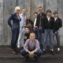 Thomas Turgoose (seduto al centro) con il cast di This is England