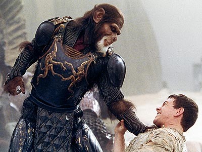 Tim Roth e Mark Wahlberg in un drammatico confronto in Planet of the Apes - Il pianeta delle scimmie