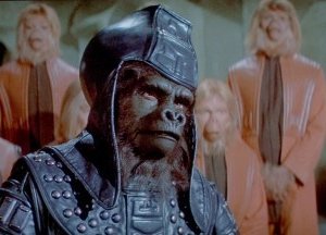 Un minaccioso scimmione ne L'altra faccia del pianeta delle Scimmie