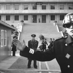 Forse l'immagine più suggestiva di Joint Security Area, una fotografia che ritrae tutti i protagonisti del film