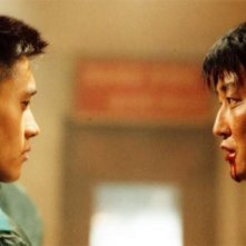 I protagonisti Shin Ha-kyun e Song Kang-ho si contrappongono in una scena di Joint Security Area